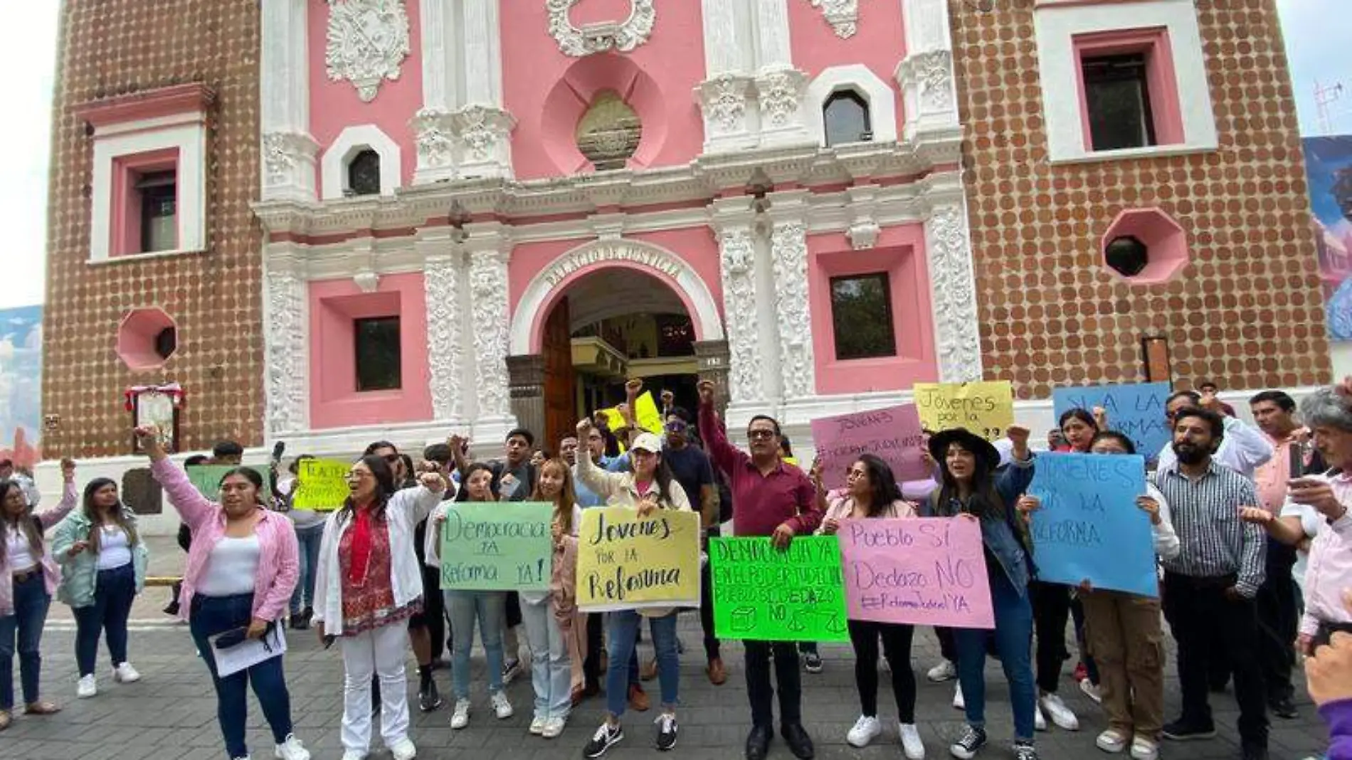 Un grupo de jóvenes marchó a favor de esta iniciativa Mizpah Zamora